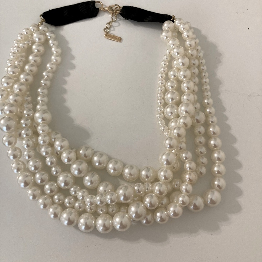 Classy Elegant Pearls Necklace